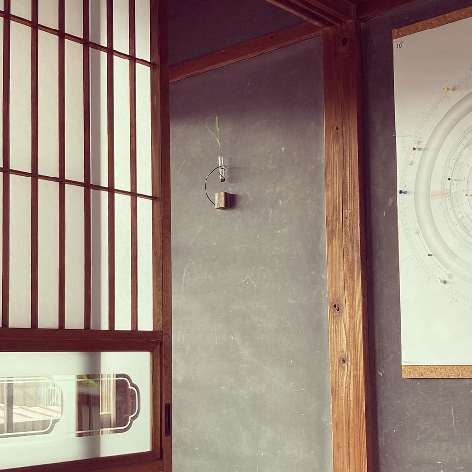 写真：部屋から眺める花器