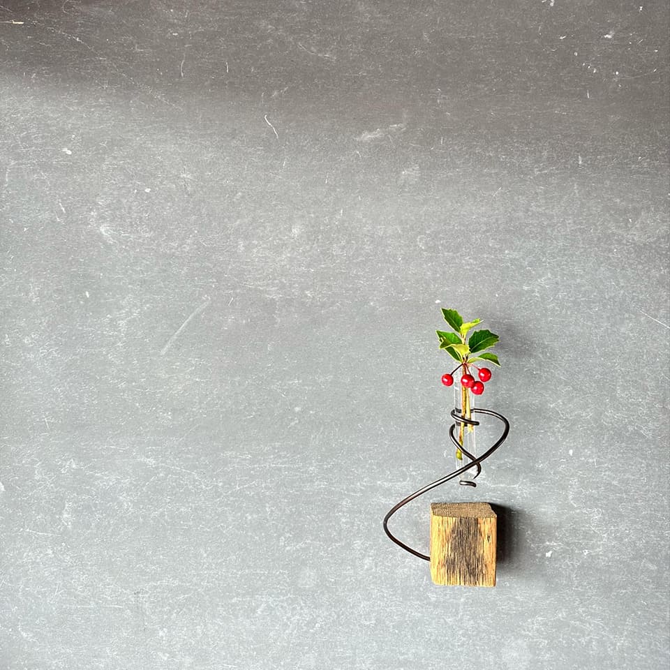 写真：小さな試験管を利用した花器