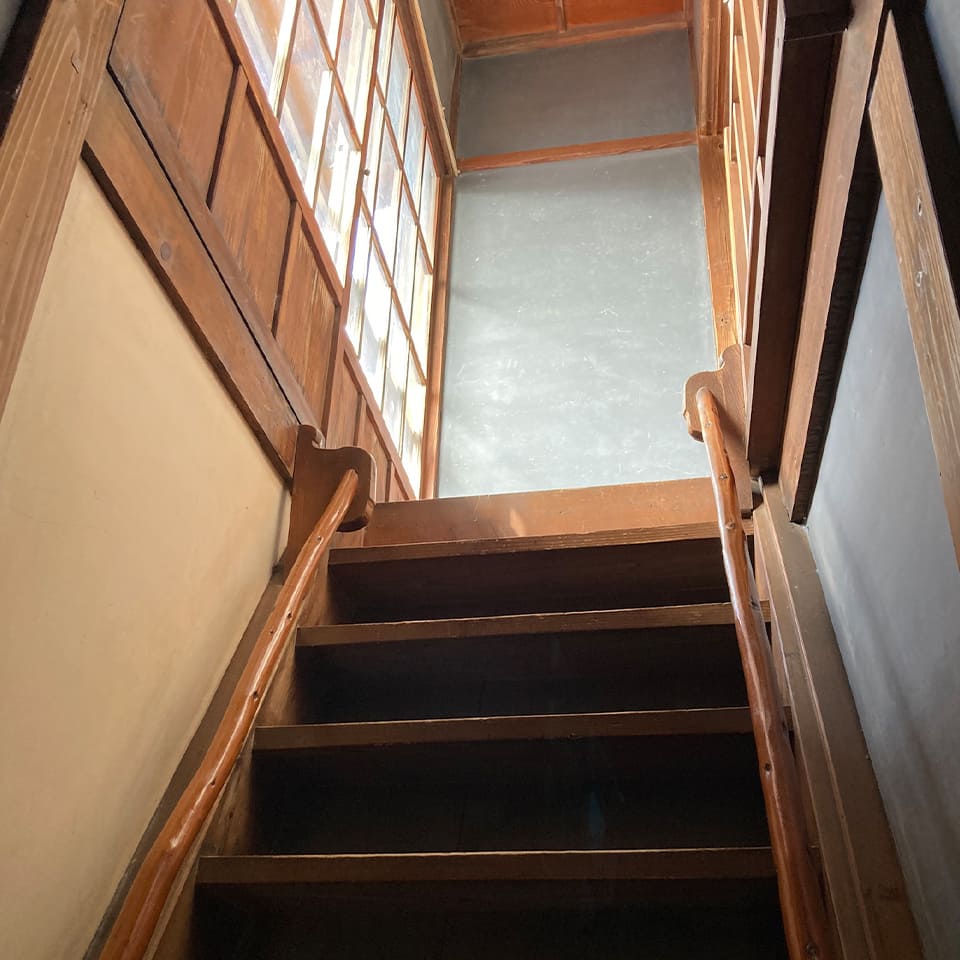 写真：2階へ続く階段の様子