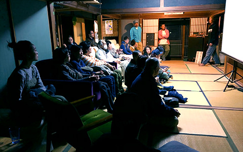 館山・南房総のコワーキングスペース、南極スペースの上映会の様子
