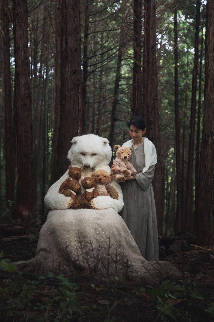 写真：森の中、小熊を抱く白熊とぽらんころ ゆうこさん