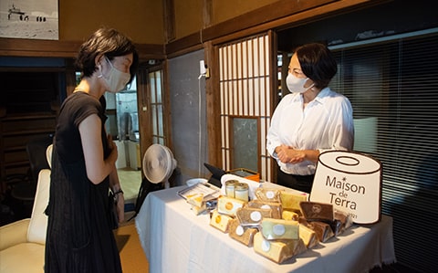 コワーキングスペースの映画上映会 金曜日にはコーヒー（奥）と米粉シフォンケーキ（手前）の屋台が出店