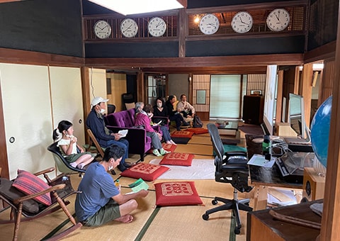 コワーキングスペースの映画上映会 上映後ムシャムシャとおからドーナツをいただく。