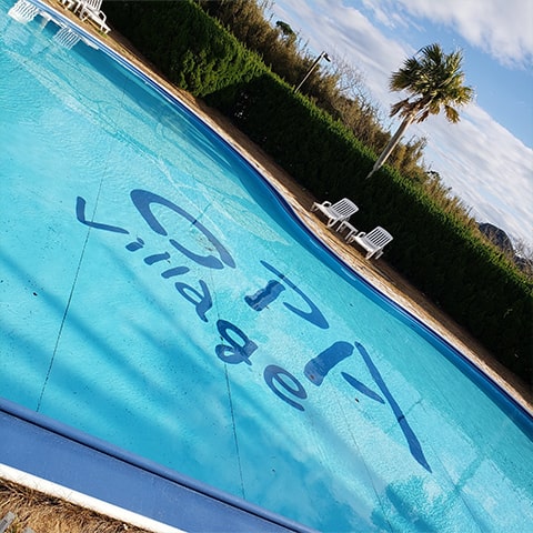 アットホームでありながら品のいいホテル。敷地内にプールもあります